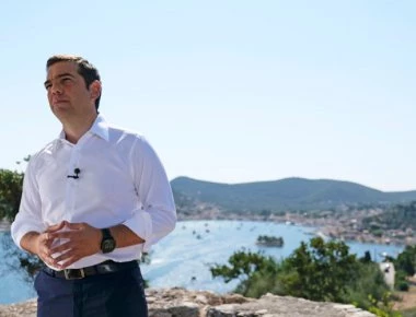 Reuters: Ο Τσίπρας αποφάσισε να κάνει τον Άγιο Βασίλη τη λάθος στιγμή